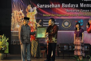 Prof Syafii Maarif Menerima Global Harmony Award